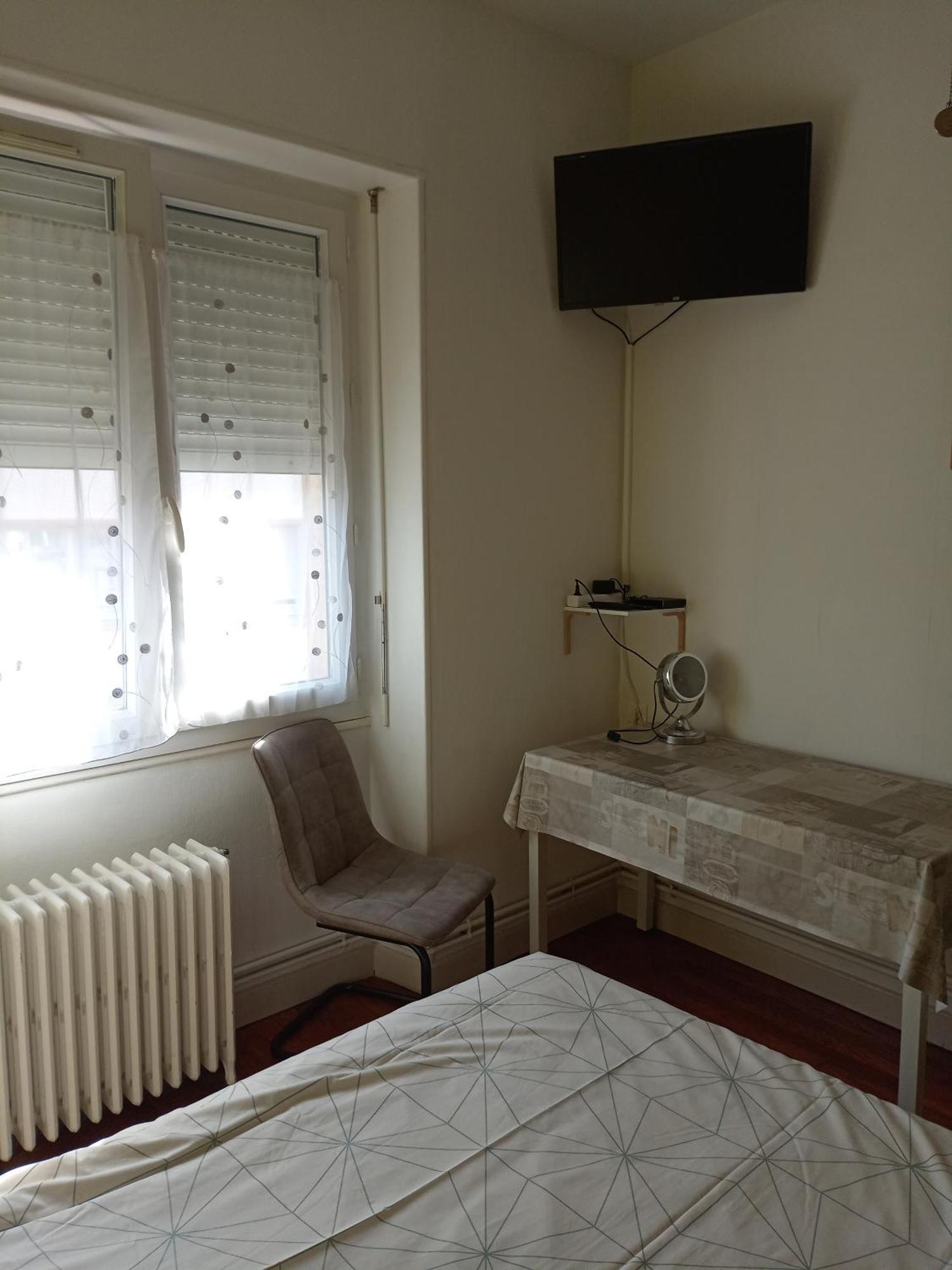 Chambre Meublee Au Coeur De Ville - Chez L'Habitant Le Creusot Luaran gambar